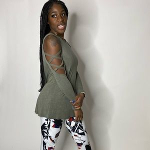 Green Coutout sleeves blouse tee